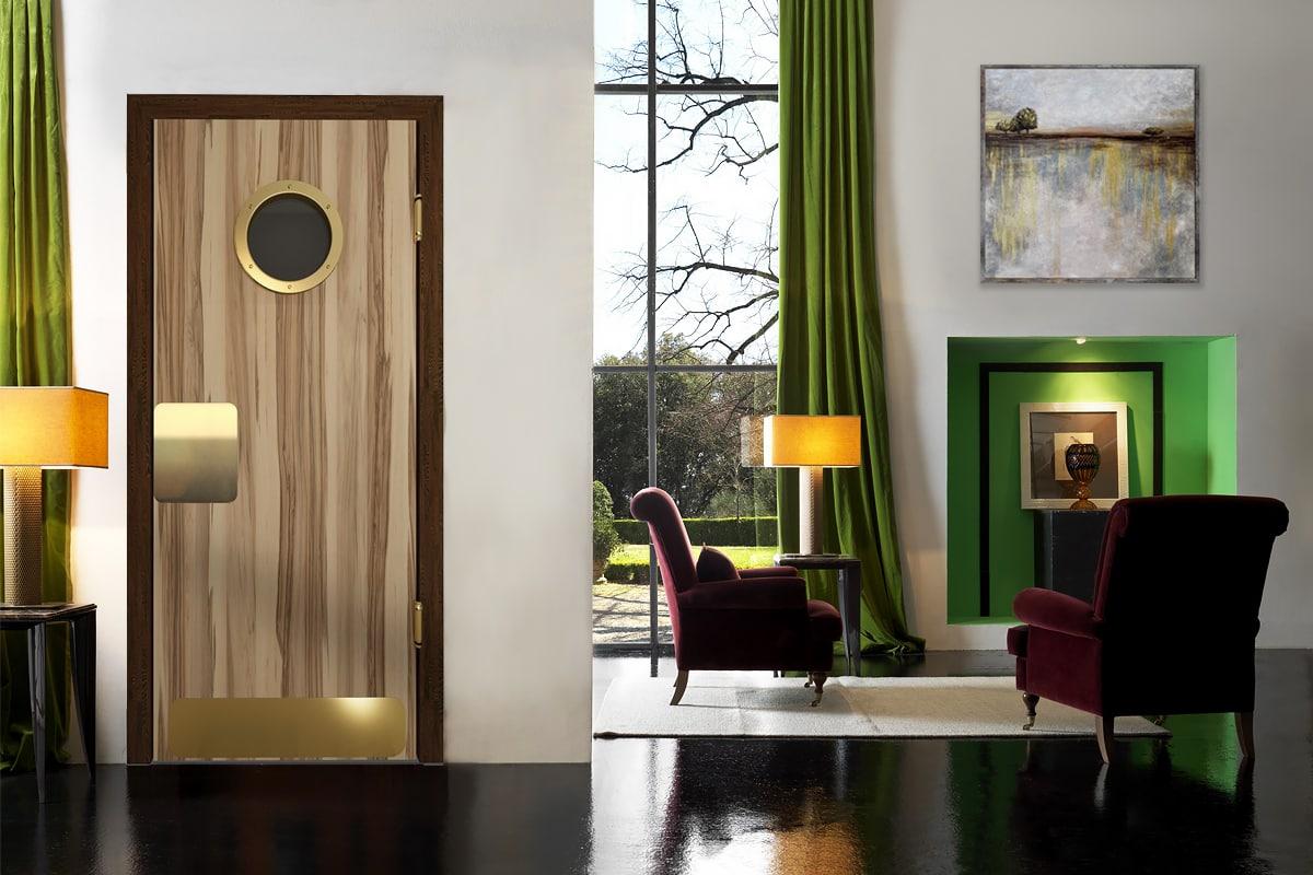 Красивые двери с декоративной фурнитурой цвета "золото"